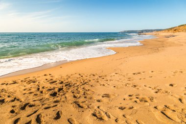 Akdeniz dalgalar ile bir plajda ayak yazdırır