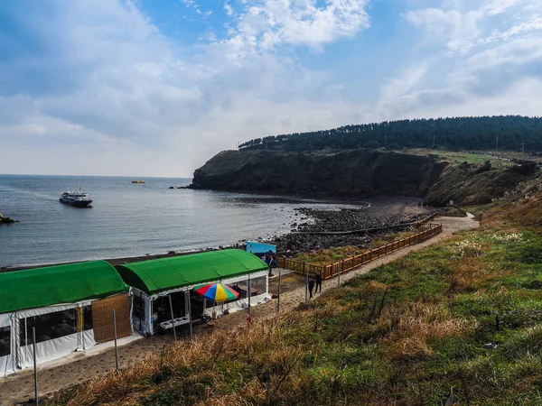 Turysta odwiedził Seongaksan wybrzeża, słynnego przybrzeżne jazdy z zapierające dech w piersiach widoki na wyspie Jeju — Zdjęcie stockowe