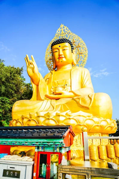 Buda gigante de ouro, estátua principal do Buda no Templo de Sanbanggulsa, Sa — Fotografia de Stock