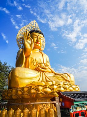 Jeju-Do, Güney Kore Jeju Adası ana Buda heykeli Sanbanggulsa Tapınağı, Sanbanggulsa altın dev Buda, mevcuttur