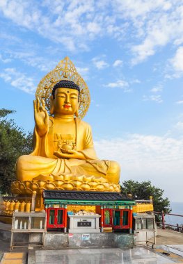 Jeju-Do, Güney Kore Jeju Adası ana Buda heykeli Sanbanggulsa Tapınağı, Sanbanggulsa altın dev Buda, mevcuttur