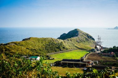 Jeju Adası, Kore - 12 Kasım: Turist Sanbangsan Dağı'nda bulunan Sanbanggulsa tapınağı ziyaret etti. Mağaraya, tapınakta ile sen birden fazla yapı - 12 Kasım 2016 olacak
