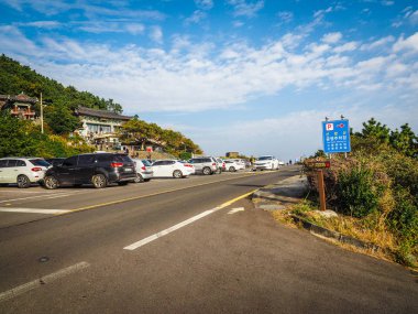 Jeju Adası, Kore - 12 Kasım: Turist Sanbangsan Dağı'nda bulunan Sanbanggulsa tapınağı ziyaret etti. Mağaraya, tapınakta ile sen birden fazla yapı - 12 Kasım 2016 olacak