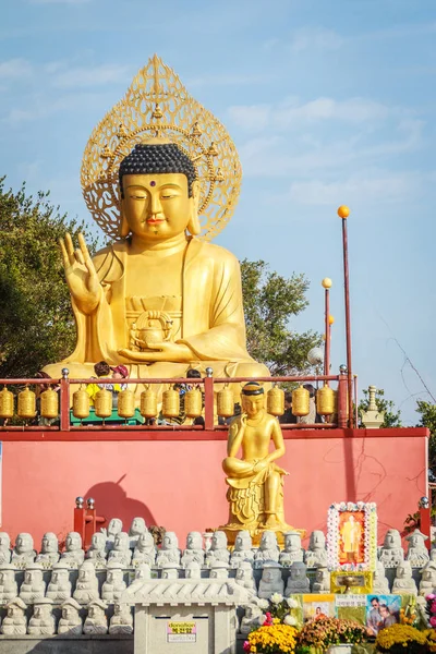 Gold-Riesenbuddha, Hauptbuddha-Statue im Sanbanggulsa-Tempel, Sanbanggulsa ist in jeju-do, Insel Jeju im Süden Koreas — Stockfoto