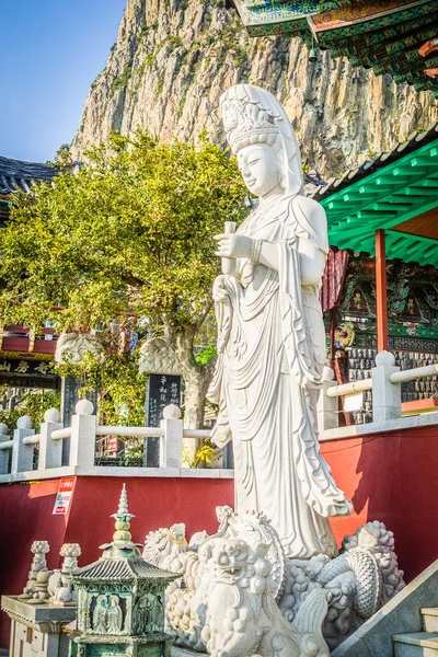 Estatua de piedra de Gwanseeum-bosal en el Templo de Sanbangsa. También conocida como Guanyin o Guanshiyin, es la Diosa de la Misericordia, influenciada por la religión popular china. Amplio culto en el este y sudeste de Asia —  Fotos de Stock