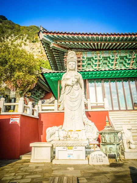 Steinstatue von gwanseeum-bosal im Sanbangsa Tempel. auch als guanyin oder guanshiyin bekannt, ist die von der chinesischen Volksreligion beeinflusste Göttin der Barmherzigkeit. weite Verehrung in Ost- und Südostasien — Stockfoto