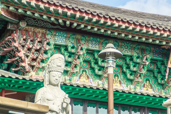 Estatua de piedra de Gwanseeum-bosal en el Templo de Sanbangsa. También conocida como Guanyin o Guanshiyin, es la Diosa de la Misericordia, influenciada por la religión popular china. Amplio culto en el este y sudeste de Asia — Foto de Stock