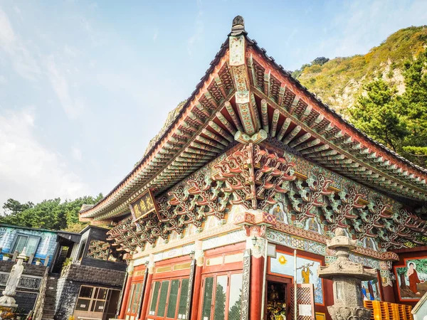 Detalhe do telhado do templo de Sanbanggulsa em Jeju, Coreia do Sul — Fotografia de Stock