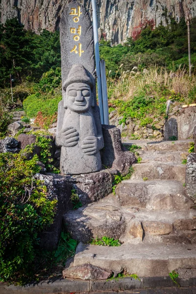 Idol kamień klasztor w świątyni buddyjskiej Sanbanggulsa o Sanbangsan Jeju island Korea — Zdjęcie stockowe