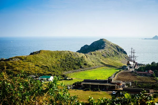 Jeju Island, Κορέα - 12 Νοεμβρίου: Ο τουρίστας επισκέφτηκε Sanbanggulsa ναό που βρίσκεται στο βουνό Sanbangsan. Στο δρόμο για το σπήλαιο, με το ναό σε αυτό που έχετε πολλαπλά κτίρια - 12 Νοέμβριος 2016 — Φωτογραφία Αρχείου