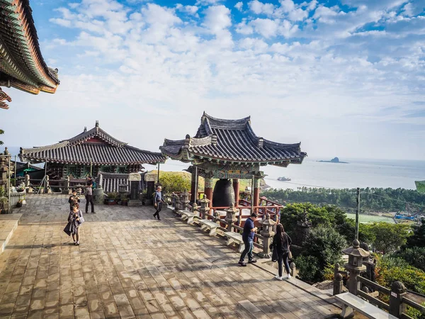 Jeju Island, KOREA - NOVEMBRO 12: O turista visitou Sanbanggulsa templo que localizado na Montanha Sanbangsan. No caminho para a caverna, com o templo nele você tem vários edifícios - 12 NOVEMBRO 2016 — Fotografia de Stock