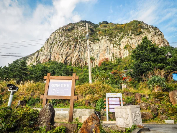 Insel Jeju, Korea - 12. November: Der Tourist besuchte den Sanbanggulsa-Tempel, der sich auf dem Sanbangsan-Berg befindet. auf dem Weg zur Höhle, mit dem Tempel darin stehen mehrere Gebäude - 12. November 2016 — Stockfoto