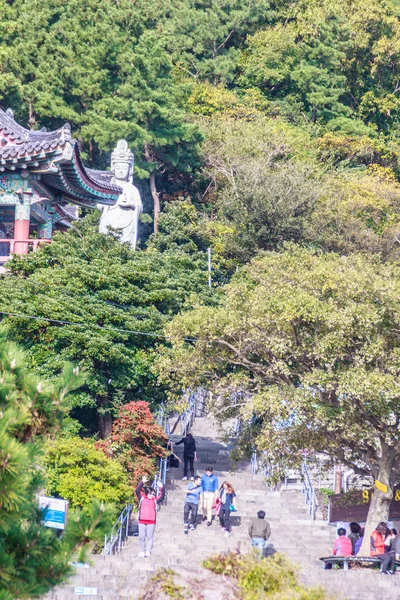 Jeju Island, KOREA - NOVEMBRO 12: O turista visitou Sanbanggulsa templo que localizado na Montanha Sanbangsan. No caminho para a caverna, com o templo nele você tem vários edifícios - 12 NOVEMBRO 2016 — Fotografia de Stock