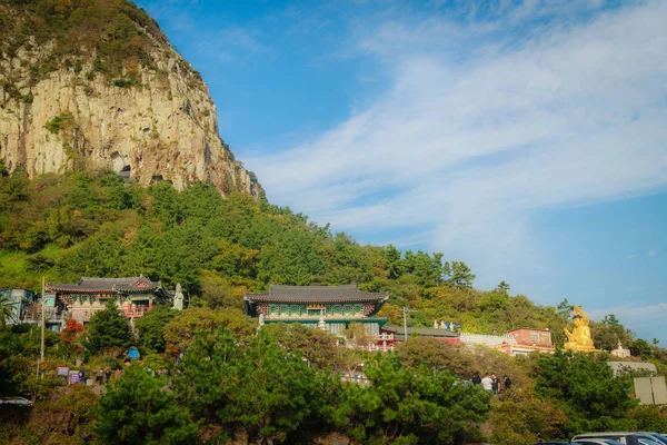 Jeju eiland, Korea - 12 November: De toerist bezocht Sanbanggulsa tempel die op de berg Sanbangsan gelegen. Onderweg naar de grot, met de tempel daarin hebt u meerdere gebouwen - 12 November 2016 — Stockfoto