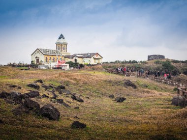 Jeju Adası, Kore - 13 Kasım 2016: Jeju Adası'nın Doğu Kıyısı sonunda bulunan Seopjikoji, güzel Katolik kilisesinde turist ziyaret etti. 