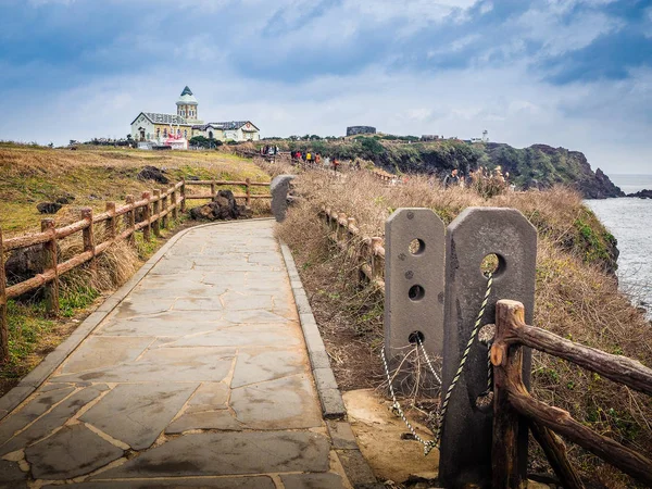 Jeju Island, Κορέα - 13 Νοεμβρίου 2016: Ο τουρίστας επισκέφτηκε την όμορφη καθολική εκκλησία στο Seopjikoji, που βρίσκεται στο άκρο της Ανατολικής ακτής της νησί Jeju. «Seopji» είναι το παλιό όνομα για την περιοχή, και «Koji» είναι Jeju διάλεκτο σημαίνει ένα ξαφνικό χτύπημα — Φωτογραφία Αρχείου