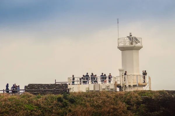 O turista visitou farol, o alvo de treking em Seopjikoji . — Fotografia de Stock