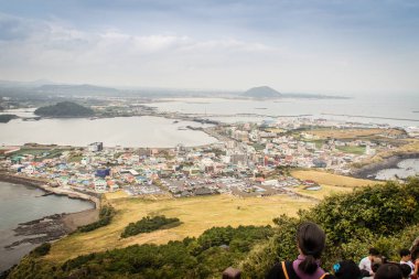 Turist Seongsan Ilchulbong Güney Kore'de Jeju Adası ziyaret etti