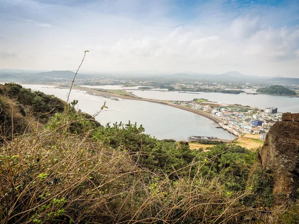 Seongsan ilchulbong (Sonnenaufgangsgipfel) auf der Insel Jeju im Süden Koreas — Stockfoto