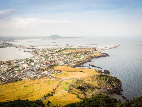 Seongsan ilchulbong (Sonnenaufgangsgipfel) auf der Insel Jeju im Süden Koreas — Stockfoto