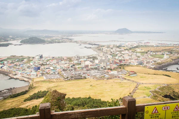 Seongsan ilchulbong (Sonnenaufgangsgipfel) auf der Insel Jeju im Süden Koreas — Stockfoto