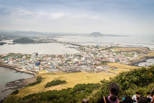 Turysta odwiedził Seongsan Ilchulbong na wyspie Czedżu, Korea Południowa — Zdjęcie stockowe