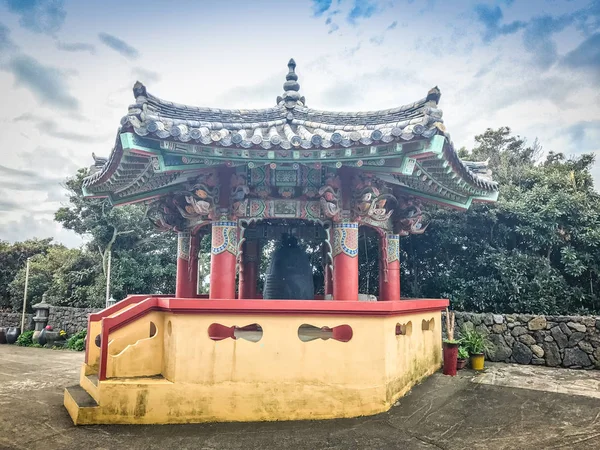Seongsan Ilchulbong Güney Kore'de Jeju Adası yakınlarında Dong kulüpler Sa Tapınağı — Stok fotoğraf