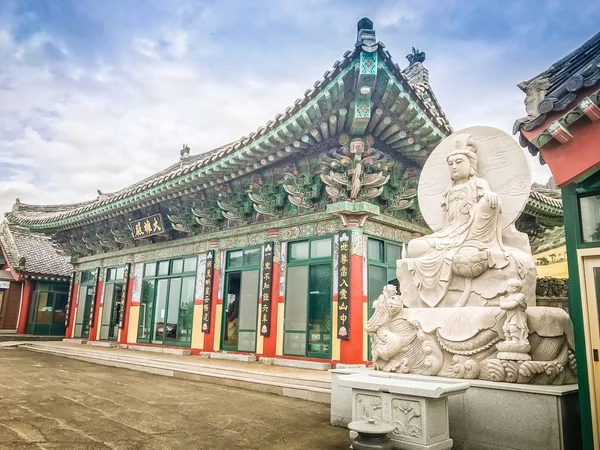 Dong Am Sa Temple perto de Seongsan Ilchulbong na ilha de Jeju, na Coreia do Sul — Fotografia de Stock