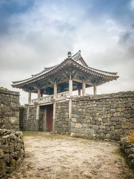 Toegangspoort van Seongeup Folk Village, Jeju eiland, Zuid-Korea — Stockfoto