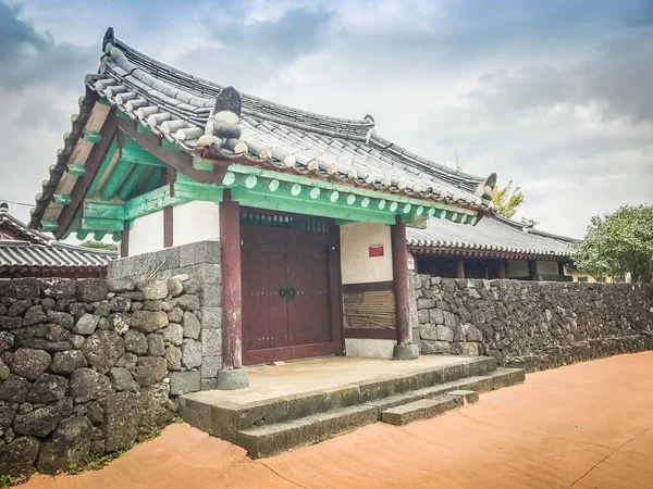 韓国済州島城邑民俗村の入口のゲート — ストック写真