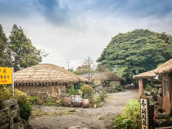 Haus aus Valcano-Stein und Holzstruktur in seongeup folk — Stockfoto