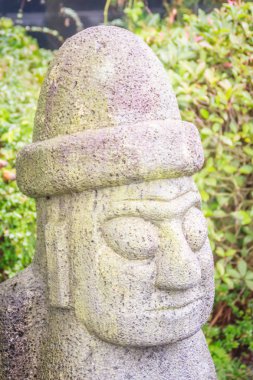 Street, Jeju Adası, Güney Kore yürüyüş Jeju tarafından yakınındaki taş Idol (Dolharubang, 