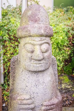 Street, Jeju Adası, Güney Kore yürüyüş Jeju tarafından yakınındaki taş Idol (Dolharubang, 