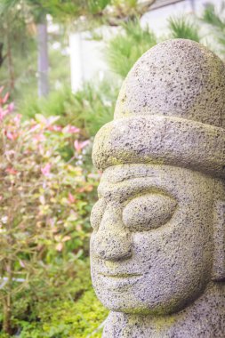 Street, Jeju Adası, Güney Kore yürüyüş Jeju tarafından yakınındaki taş Idol (Dolharubang, 