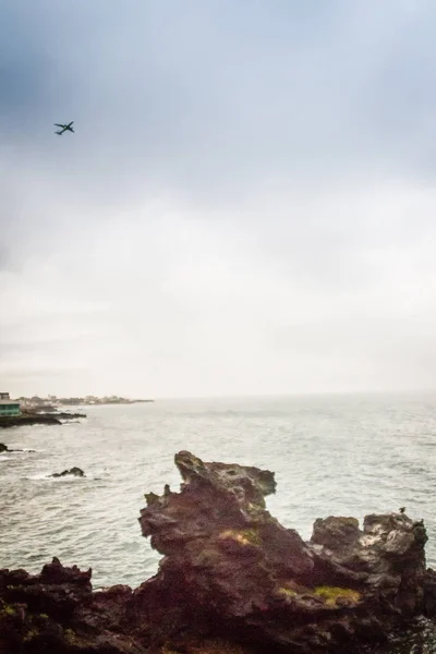 Blick auf das Flugzeug und die berühmte Touristenattraktion in Jeju — Stockfoto
