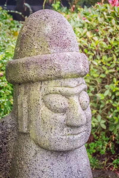 Cerca de la cara del ídolo de piedra (Dolharubang, las "piedras del abuelo") cerca de la calle de paseo Jeju, isla de Jeju, Corea del Sur — Foto de Stock