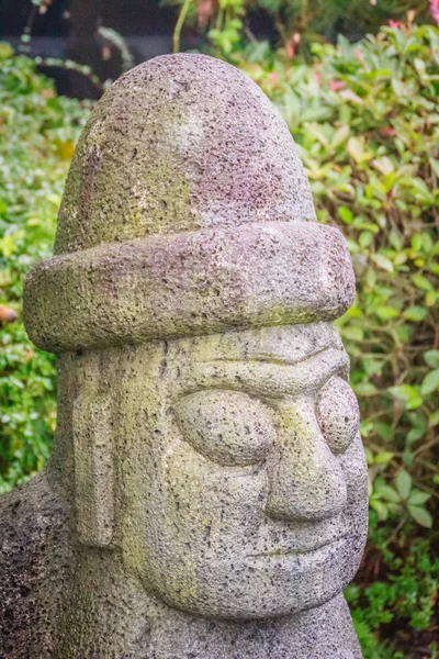 Cerca de la cara del ídolo de piedra (Dolharubang, las "piedras del abuelo") cerca de la calle de paseo Jeju, isla de Jeju, Corea del Sur — Foto de Stock