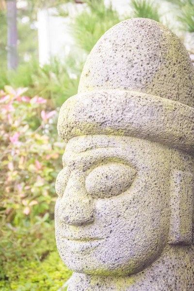Nahaufnahme des steinernen Idols (dolharubang, die "Großvatersteine") in der Nähe der Fußgängerzone von Jeju, Insel Jeju, Südkorea — Stockfoto