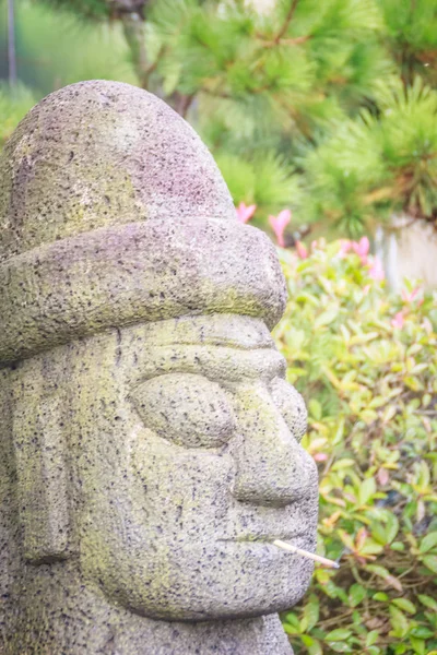 Cerca de la cara del ídolo de piedra (Dolharubang, las "piedras del abuelo") cerca de la calle de paseo Jeju, isla de Jeju, Corea del Sur —  Fotos de Stock
