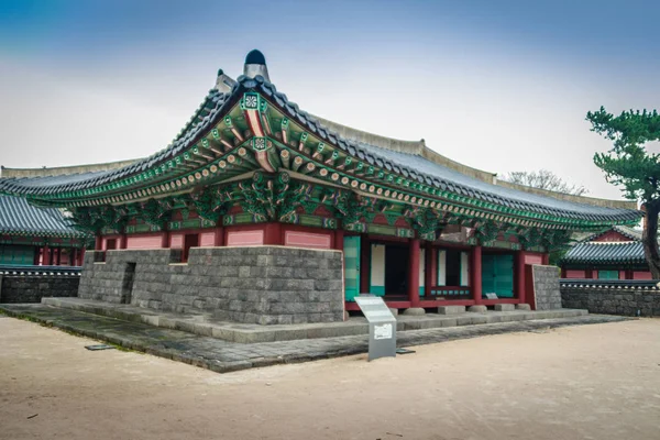 Jeju Mokgwana, el edificio restante más antiguo de Jeju para la antigua oficina del gobierno central donde el Juez del Período Joseon de Jeju de 1392 a 1910 — Foto de Stock