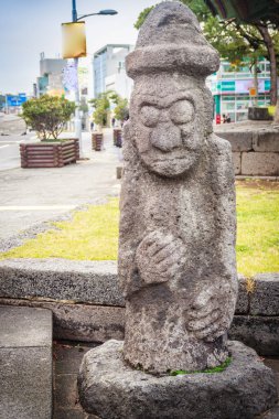 Jeju Mokgwana, kalan en eski Jeju içinde eski merkezi hükümet ofis için bina önünde taş Idol (Dolharubang, 
