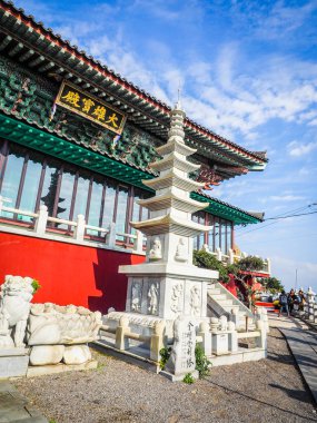 Turist Sanbangsan Dağı'nda bulunan Sanbanggulsa tapınağı ziyaret.