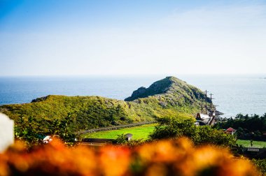 Turist Sanbangsan Dağı'nda bulunan Sanbanggulsa tapınağı ziyaret.