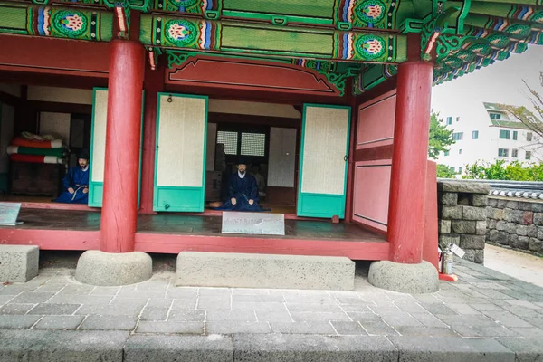 Woskowe figury w Jeju Mokgwana, w najstarszym budynku w Jeju dla byłego rządu centralnego biura gdzie Joseon okres sędziego o Jeju od 1392 do 1910 — Zdjęcie stockowe