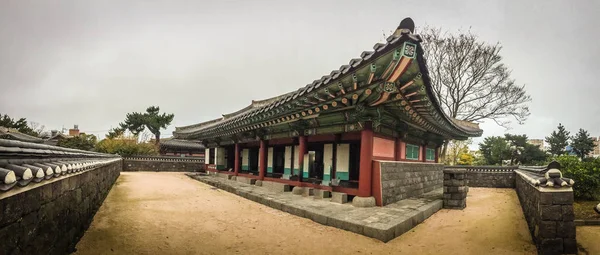 Jeju Mokgwana, het oudste resterende gebouw in Jeju voor voormalige centrale overheid kantoor waar de Joseon periode magistraat van Jeju uit 1392 tot 1910 — Stockfoto