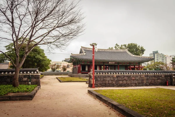 Jeju Mokgwana, w najstarszym budynku w Jeju dla byłego rządu centralnego biura gdzie Joseon okres sędziego o Jeju od 1392 do 1910 — Zdjęcie stockowe