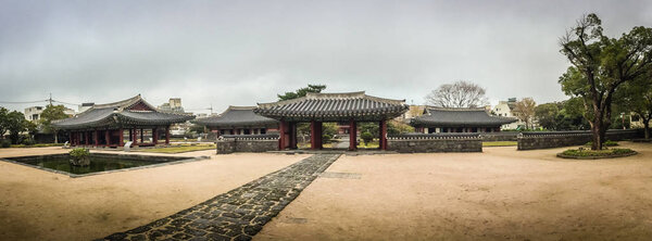 Чеджу-Мокгвана, старейшее сохранившееся здание в Чеджу для бывшего центрального правительства, где с 1392 по 1910 год находился судья эпохи Чеджу
