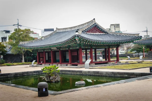 Jeju Mokgwana, het oudste resterende gebouw in Jeju voor voormalige centrale overheid kantoor waar de Joseon periode magistraat van Jeju uit 1392 tot 1910 — Stockfoto