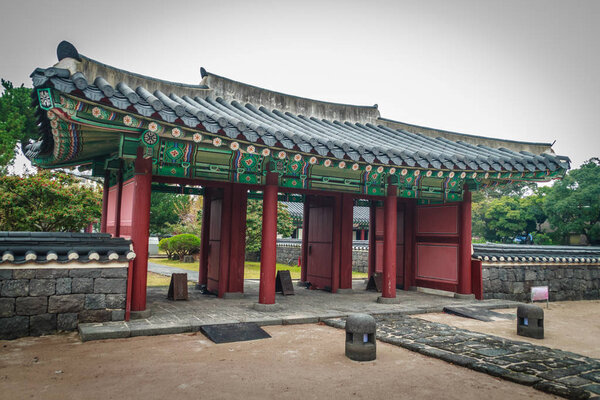 Чеджу-Мокгвана, старейшее сохранившееся здание в Чеджу для бывшего центрального правительства, где с 1392 по 1910 год находился судья эпохи Чеджу
