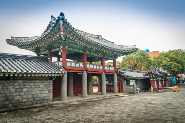 Jeju mokgwana, das älteste erhaltene Gebäude in jeju für das ehemalige Zentralregierungsamt, in dem der Richter der joseon-Zeit von 1392 bis 1910 saß — Stockfoto